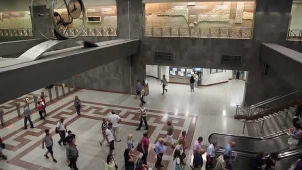 Άνθρωποι που βρίσκονται μέσα το σταθμό Σύνταγμα του μετρό — Αρχείο Βίντεο