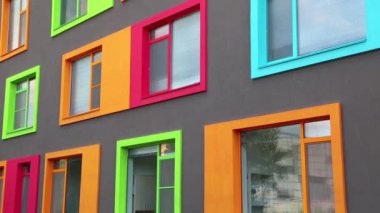 çok renkli windows ile bina