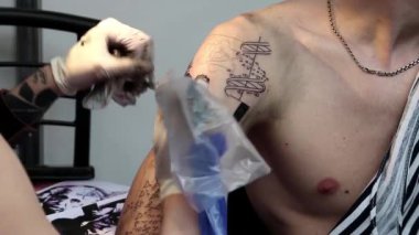 bir dövme yapmak insanlar