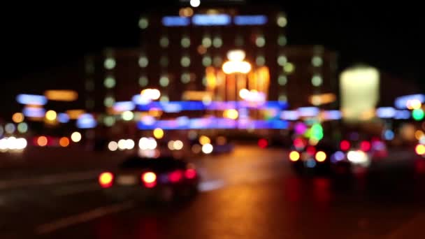 Автомобили в ночном городе — стоковое видео