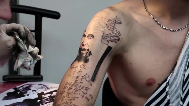 Människor gör en tatueringar — Stockvideo