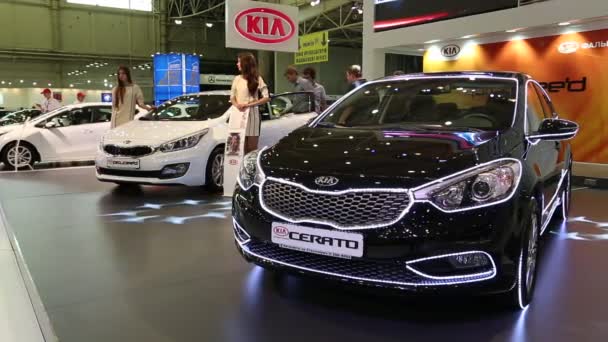 Black KIA Cerato en la feria automovilística — Vídeos de Stock