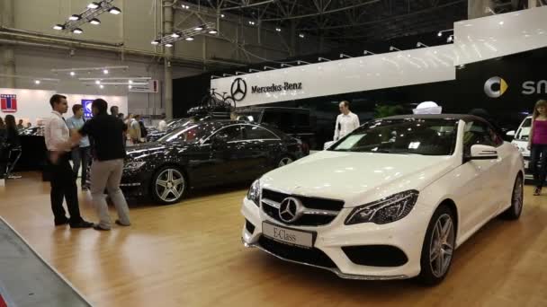 Biały Mercedes-Benz E-Klasa w samochodowych Pokaż — Wideo stockowe