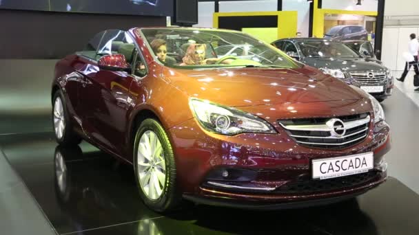 Opel Cascada di acara otomotif — Stok Video