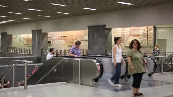 Ludzie wewnątrz stacji metra — Wideo stockowe