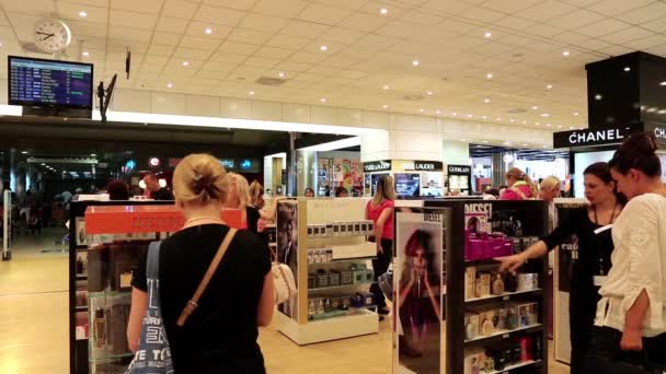 People in duty free store — Stock Video