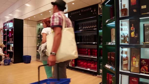 Pessoas na loja duty free — Vídeo de Stock