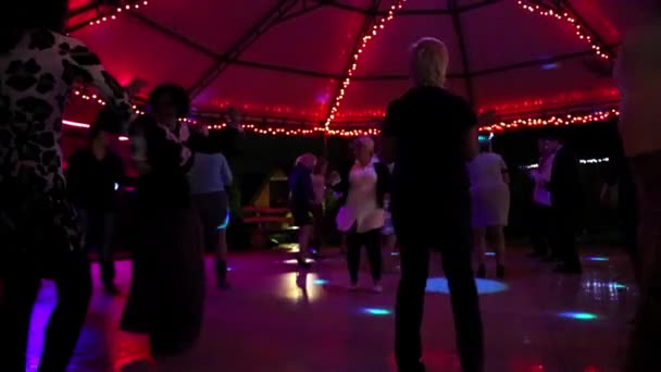 Люди танцуют — стоковое видео