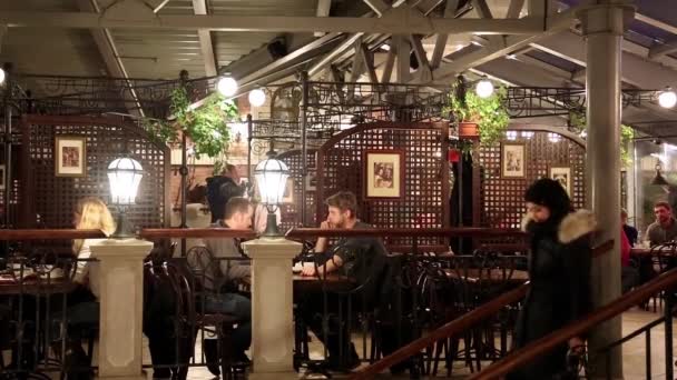 Mensen in restaurant — Stockvideo