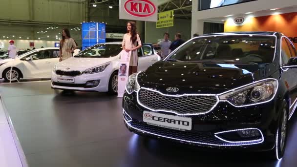 Μαύρο kia cerato στο αυτοκινήτων-Εμφάνιση — Αρχείο Βίντεο