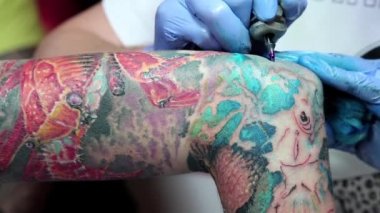 kolunda konduğunu dövme