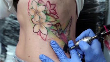 kadın bir dövme yapmak