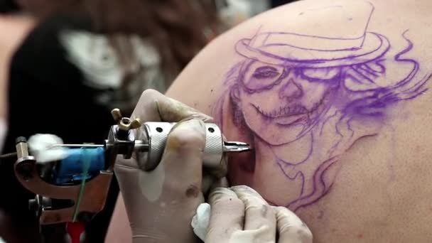 People make a tattoos — Stock Video