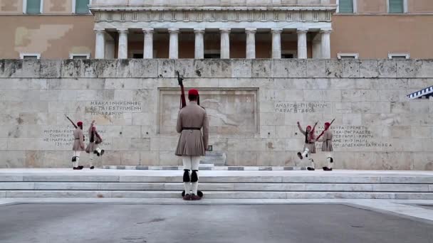 Evzones: guardias nacionales griegas cerca del edificio del Parlamento en Atenas — Vídeo de stock