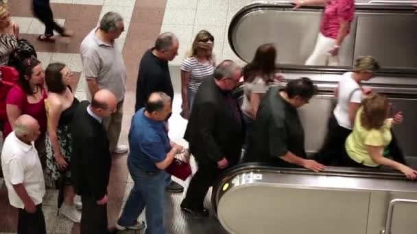 Άνθρωποι στις κυλιόμενες σκάλες στο εσωτερικό το σταθμό Σύνταγμα του μετρό στην Αθήνα, Ελλάδα — Αρχείο Βίντεο