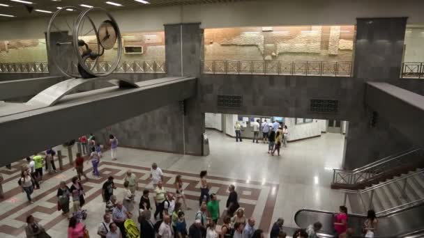 Mensen binnen syntagma metro station — Stockvideo