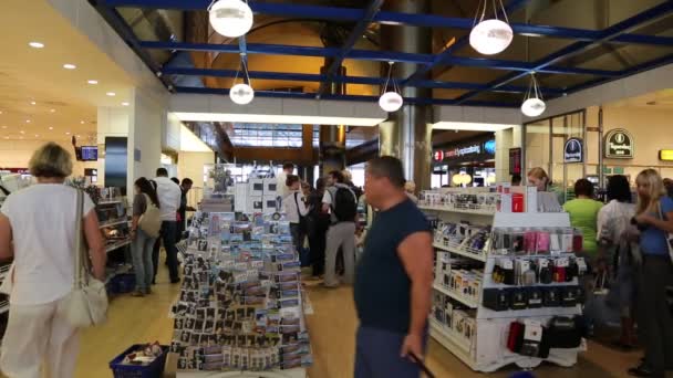 Pessoas dentro da loja duty free — Vídeo de Stock