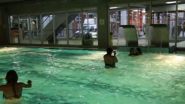 Su Parkı içinde mavi havuz — Stok video