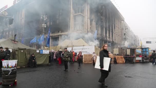 Kryzys polityczny. Ludzie w pobliżu spalony dom związków zawodowych w Kijowie — Wideo stockowe