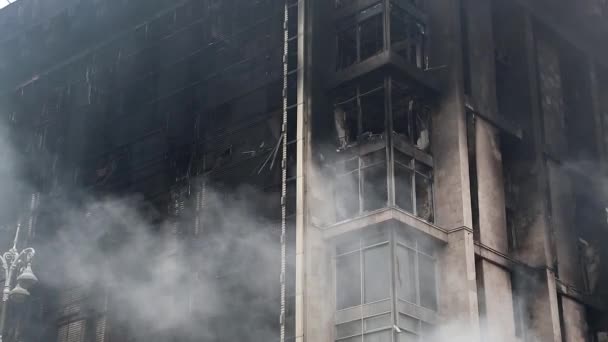Сожженное здание профсоюза на Крещатике в Киеве, Украина — стоковое видео