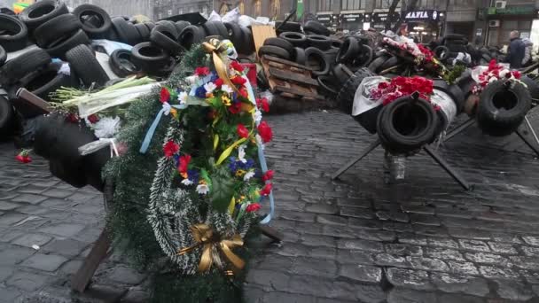 People near barricades on the Khreshchatyk street — Stock Video