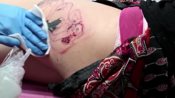 Tattoo on the leg — Stock Video