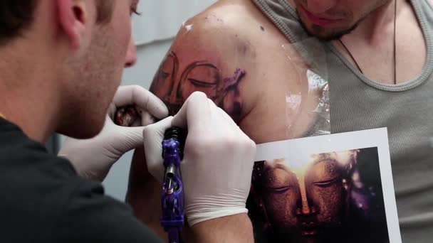Homem faz a tatuagem — Vídeo de Stock