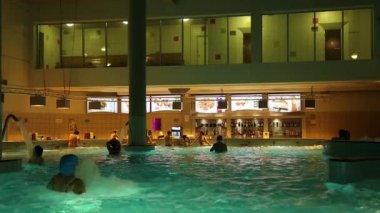 Su Parkı içinde mavi havuz