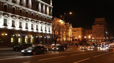 gece aydınlatma ile bina yakınındaki arabalar