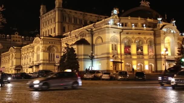 Дорожное движение возле оперного театра в Киеве — стоковое видео