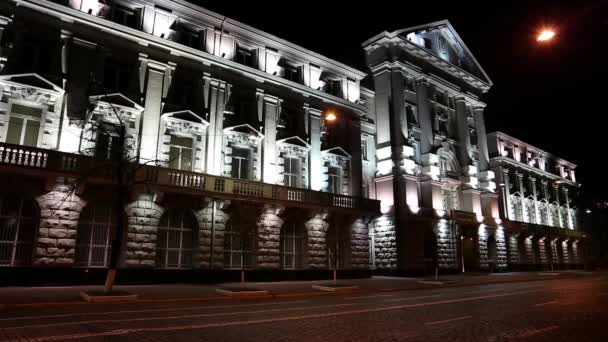 Auto vicino edificio con illuminazione — Video Stock