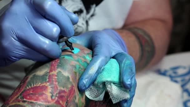 People make a tattoos — Stock Video