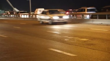 stereo ses ile gece köprü üzerindeki trafik