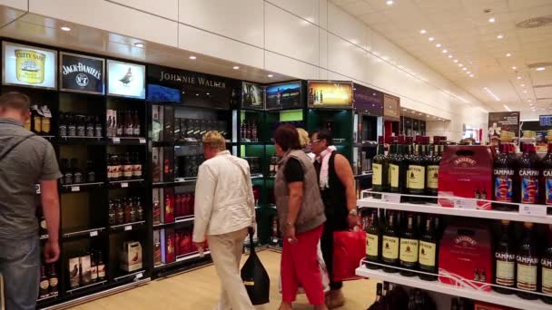 People inside duty free store — Stock Video