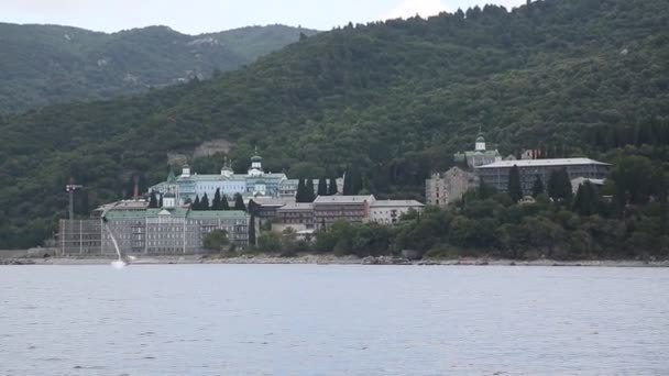 Schiff fährt entlang der Halbinsel Athos, Griechenland — Stockvideo