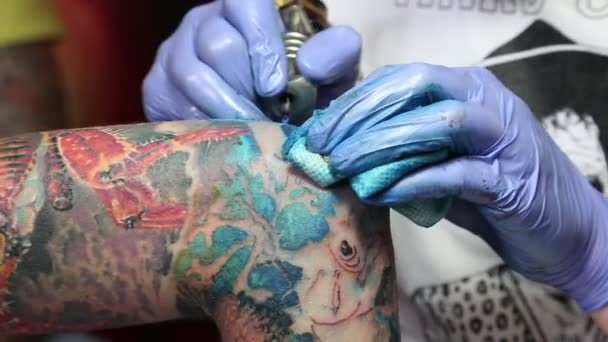 Tattoo being put on arm — Stock Video