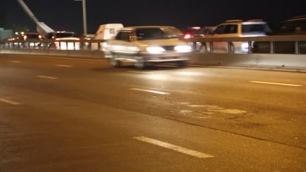 Straßenverkehr auf der Brücke in der Nacht mit Stereoton — Stockvideo