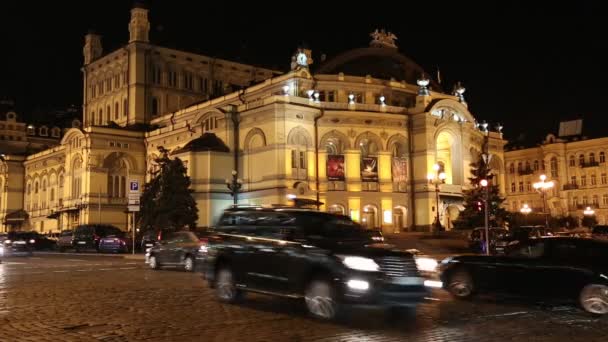 Kiev, ウクライナのオペラ座付近の道路交通 — ストック動画