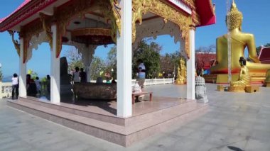 insanlar pratumnak Hill yakınındaki büyük altın buddha heykeli Pattaya, Tayland