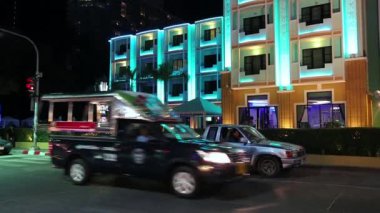 trafik yakın motel ile mavi gece aydınlatma Pattaya, Tayland