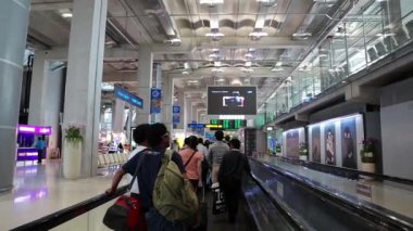 travelator Bangkok, Tayland Uluslararası Havalimanı içindeki insanlar