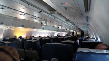 bir uçak gemiye bir film seyreden boeing 767