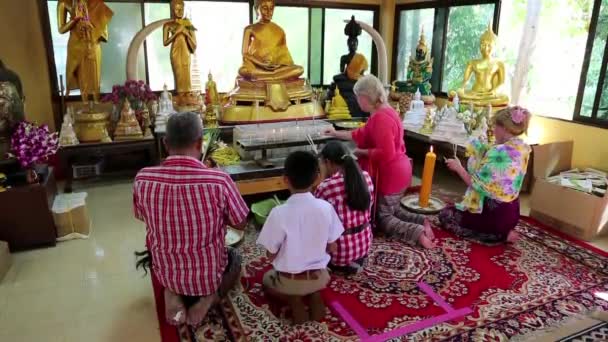 Gente en templo Buddhist en la colina de Pratumnak cerca de estatua dorada del Buddha en Pattaya — Vídeo de stock