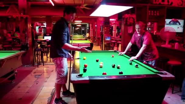 Hombres jugando billar dentro de un gran club de billar — Vídeos de Stock
