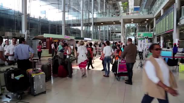Lidé v příletové hale mezinárodního letiště v Bangkoku, Thajsko — Stock video