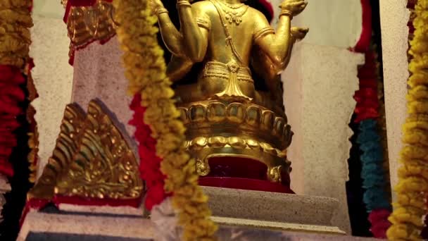 Estatua de oro de la deidad en la calle en Pattaya, Tailandia — Vídeo de stock