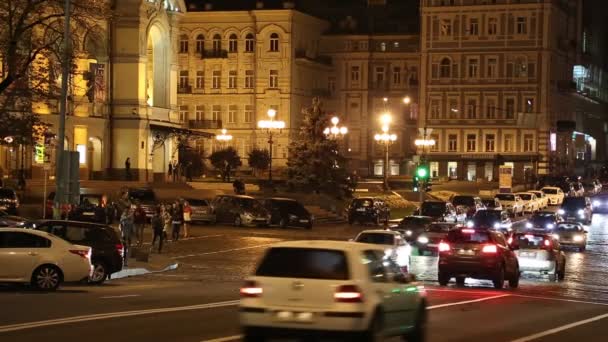 Tráfico por carretera por teatro de ópera en Kiev, Ucrania — Vídeo de stock