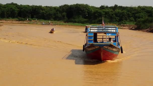 Fartyget seglar på floden till tonle sap sjön i siem reap provinsen, Kambodja — Stockvideo