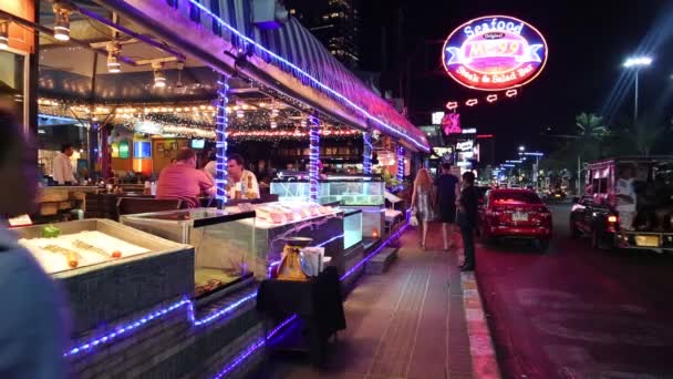 Insanlara yakın deniz ürünleri Restoran Pattaya, Tayland — Stok video