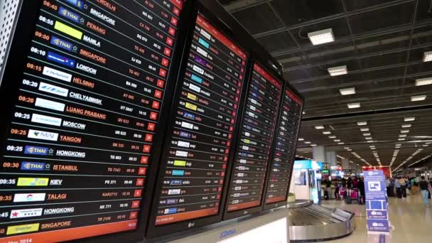 Menschen am Flughafen — Stockvideo